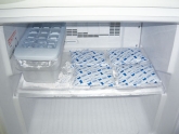 冷凍庫の中で保冷剤を冷凍